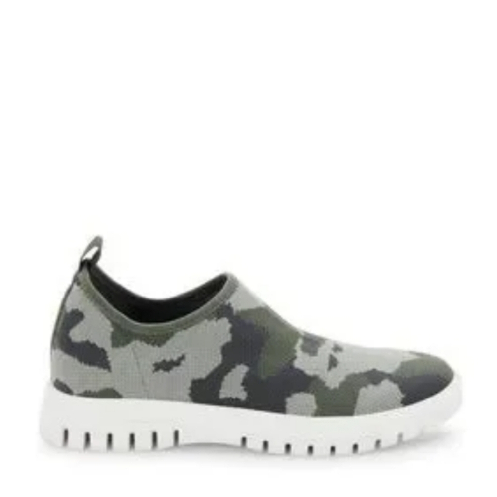 Blondo Farrah Camo Waterproof Slip On Size 6